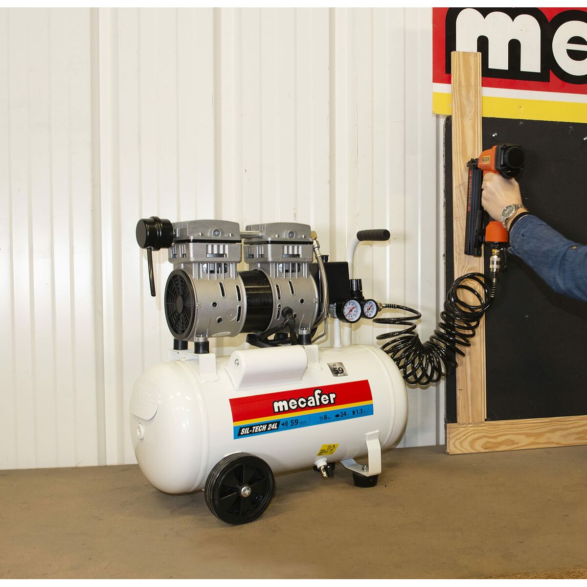 Luftkompressor MECAFER 425523 Horisontell Tyst 8 bar 24 L